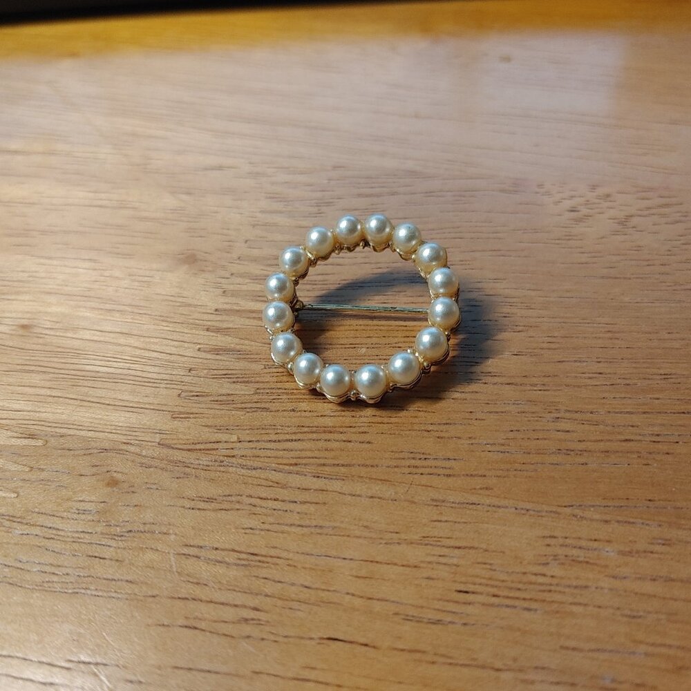 Vintage Faux Seed Pearl Gold Tone Circle Brooch - Picture 6 of 7